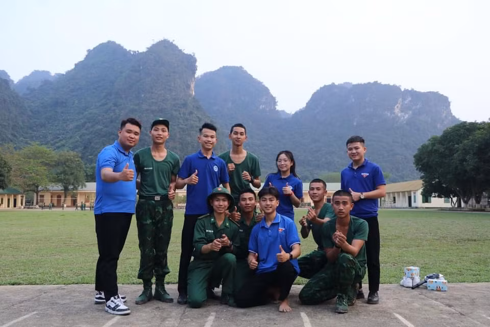 Thành Lộc (đứng thứ 3 từ trái sang) tham gia hoạt động giao lưu cùng chiến sỹ bộ đội biên phòng.