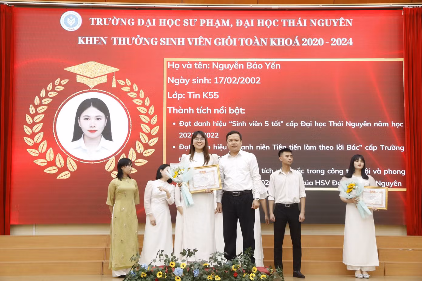Sinh viên tốt nghiệp loại Giỏi của Trường Đại học Sư phạm, Đại học Thái Nguyên. Sinh viên tốt nghiệp loại Giỏi của Trường Đại học Sư phạm, Đại học Thái Nguyên.