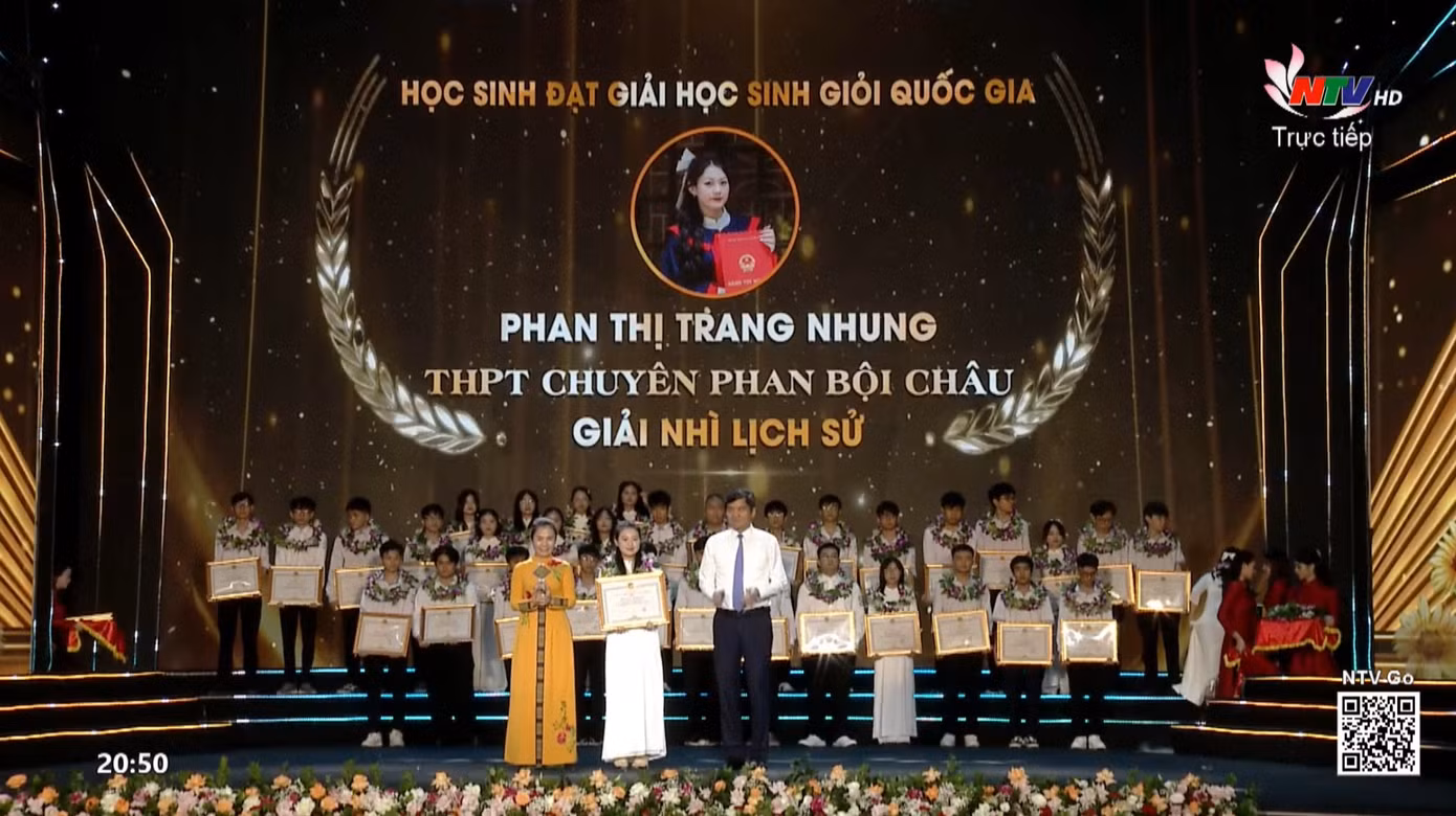 Trang Nhung là gương mặt truyền cảm hứng tại Lễ tuyên dương học sinh đạt giải quốc tế, Quốc gia và đạt điểm cao tại Kỳ thi tốt nghiệp THPT năm 2024, tỉnh Nghệ An.