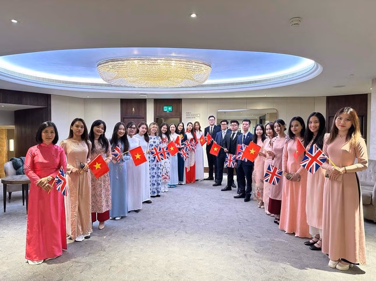 Nhân cùng đoàn sinh viên đón Chủ tịch nước Võ Văn Thưởng tới London, Vương quốc Anh trong chuyến công du năm 2023.