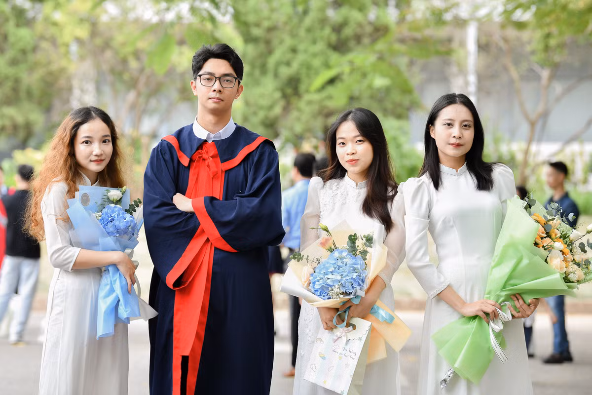 Nam và các bạn thân cùng CLB, cả nhóm đều tốt nghiệp loại Xuất sắc. Nam và các bạn thân cùng CLB, cả nhóm đều tốt nghiệp loại Xuất sắc.