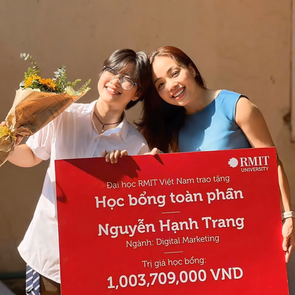 Hạnh Trang và mẹ nhận học bổng Hiệu trưởng RMIT 2024.