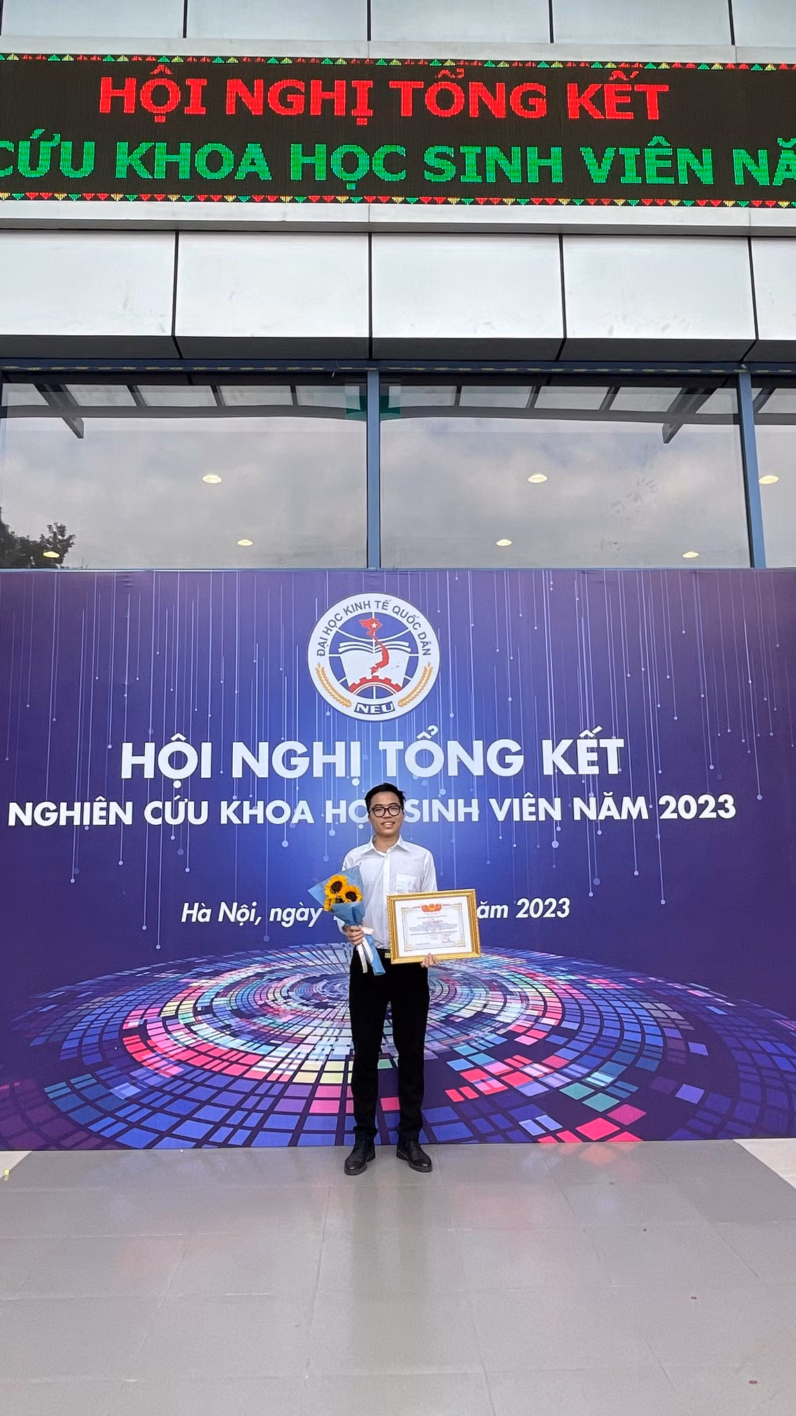 Tuấn Anh xuất sắc giành giải Ba cuộc thi Sinh viên NCKH Trường Đại học Kinh tế Quốc dân năm 2023.
