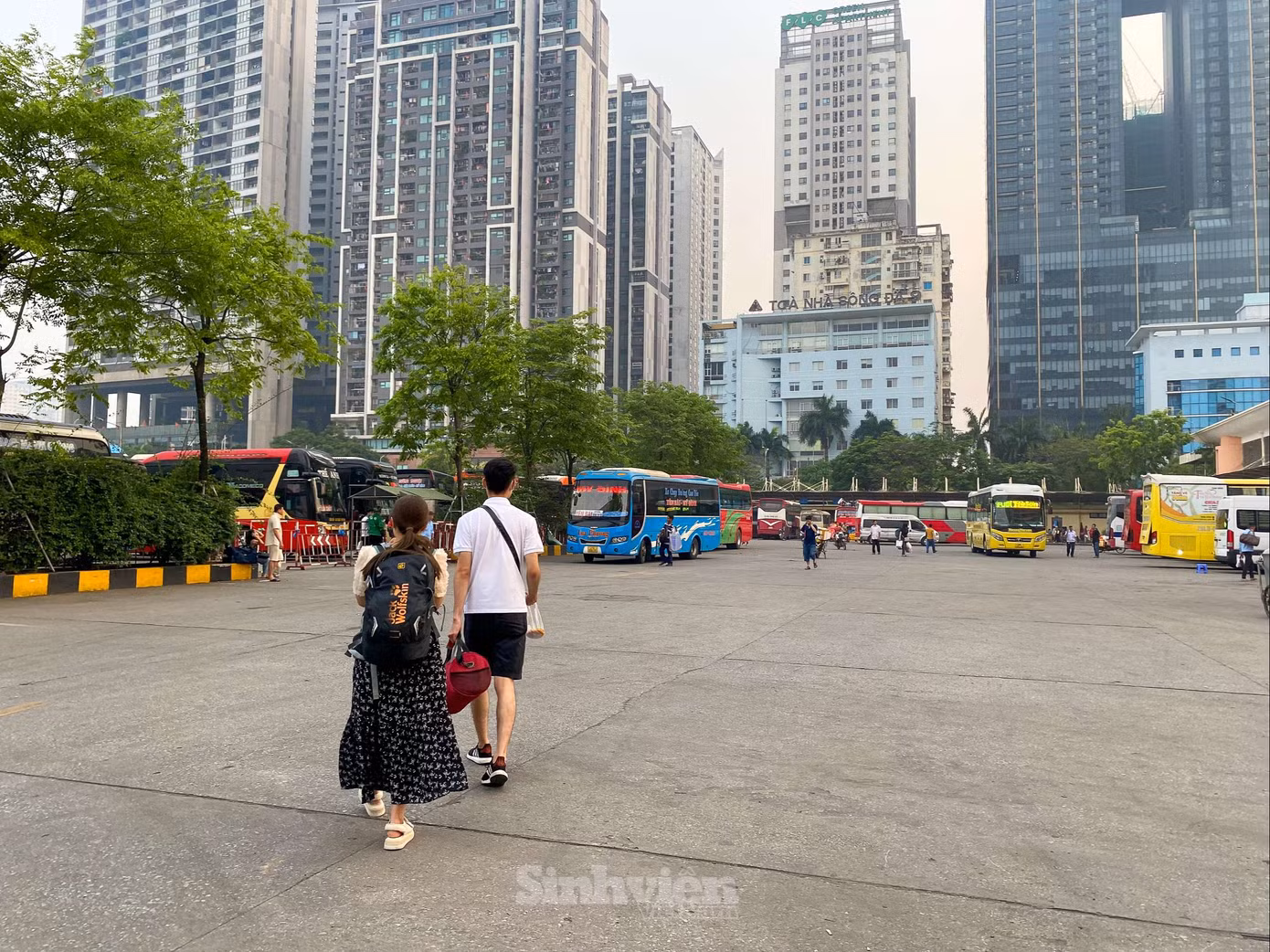 Tại bến xe Mỹ Đình, khung giờ từ 6 đến 7 giờ sáng khá “dễ thở”.