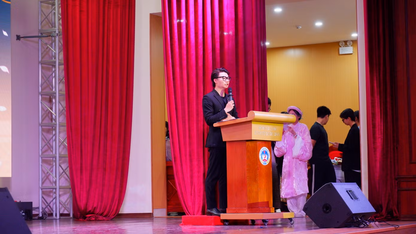 Hoàng phát biểu tại chương trình Dạ Nguyệt Phồn Hoa – Tsukiakari. Hoàng phát biểu tại chương trình Dạ Nguyệt Phồn Hoa – Tsukiakari.