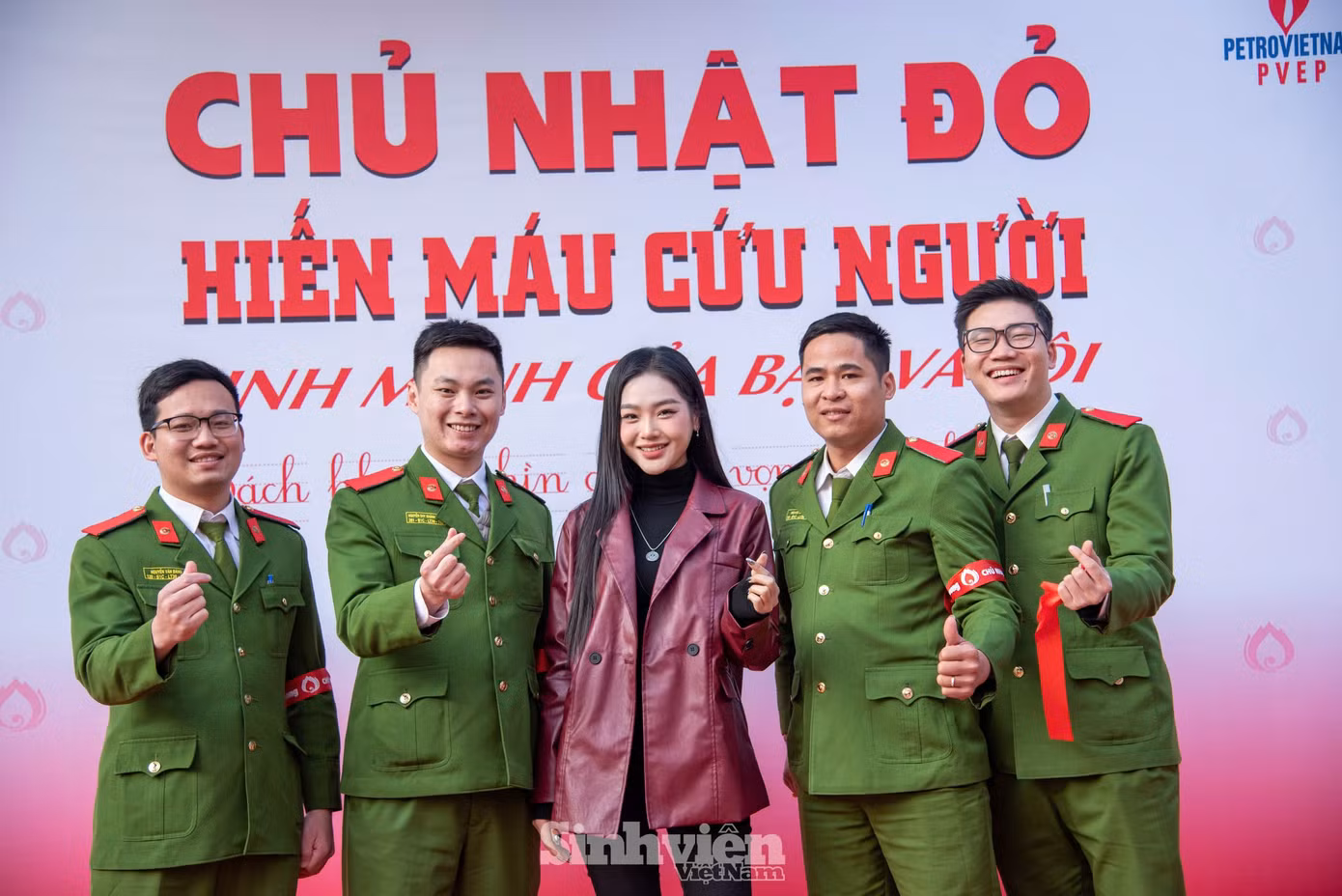 Nữ diên viên giao lưu cùng các học viên Học viện Cảnh sát.