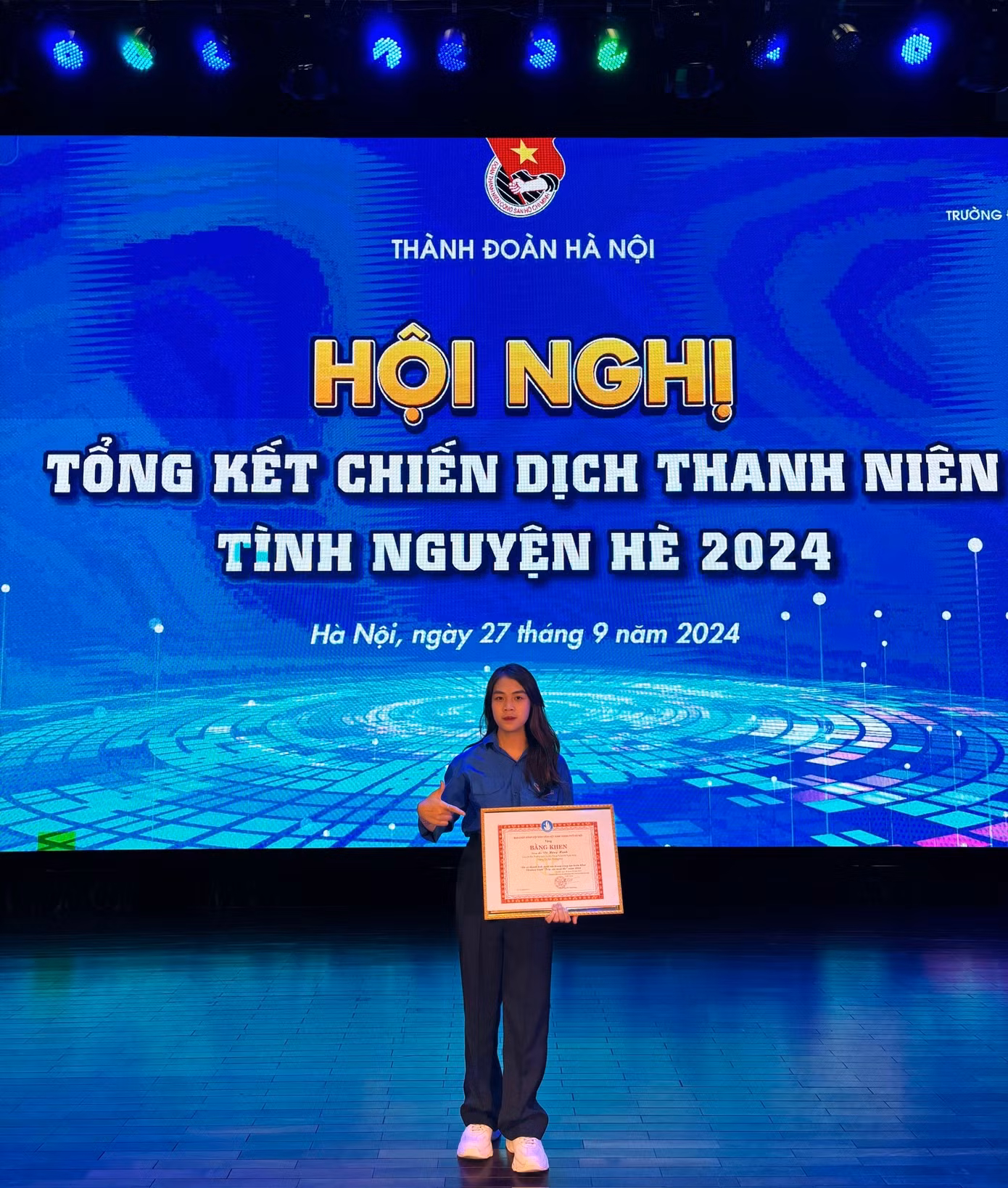 Hồng Hạnh nhận bằng khen Hội Sinh viên Thành phố trao tặng cá nhân “Đã có thành tích xuất sắc trong công tác triển khai Chương trình “Tiếp sức mùa thi” năm 2024”.