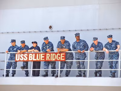  Trên chiến hạm USS Mc Cain. ảnh: Nam Cường