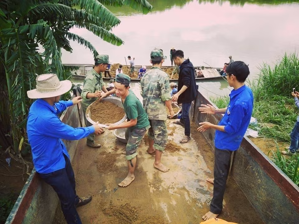 Tập kết cát sạn, giúp dân dựng lại nhà ở sau lũ lụt ở huyện Đakrông.