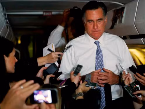 Ứng viên Mitt Romney trả lời phóng viên trên chuyến bay về Boston để chờ kết quả bầu cử - Ảnh: Reuters