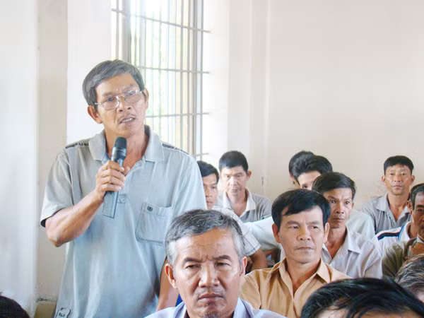 Ông Nguyễn Văn Trai, đại diện cho những nông dân có đơn đòi Cty Sonadezi bồi thường hơn 7 tỷ đồng, tại cuộc họp của xã Tam An chiều 19-8