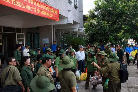 Đoàn đến ga tàu Nam Định. Ảnh: Trường Phong