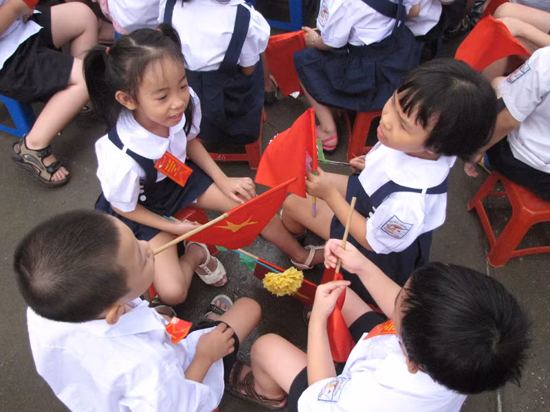 Xoay ngược ghế, lập hội buôn dưa lê ngay trong hàng ngũ khai giảng.