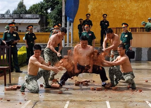  Lính đặc công sẵn sàng chiến đấu Lính đặc công huấn luyện võ thuật. (Nguồn: Binh chủng Đặc công)