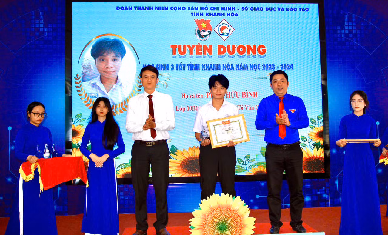 Vinh danh 42 gương "Học sinh 3 tốt” và "Học sinh 3 rèn luyện" năm học 2023 - 2024.