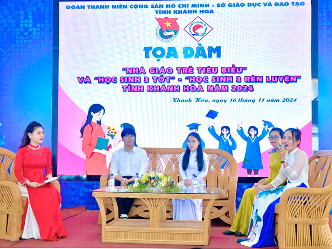 Giao lưu các gương mặt điển hình "Nhà giáo trẻ tiêu biểu", "Học sinh 3 tốt" ", "Học sinh 3 rèn luyện" tỉnh Khánh Hòa.