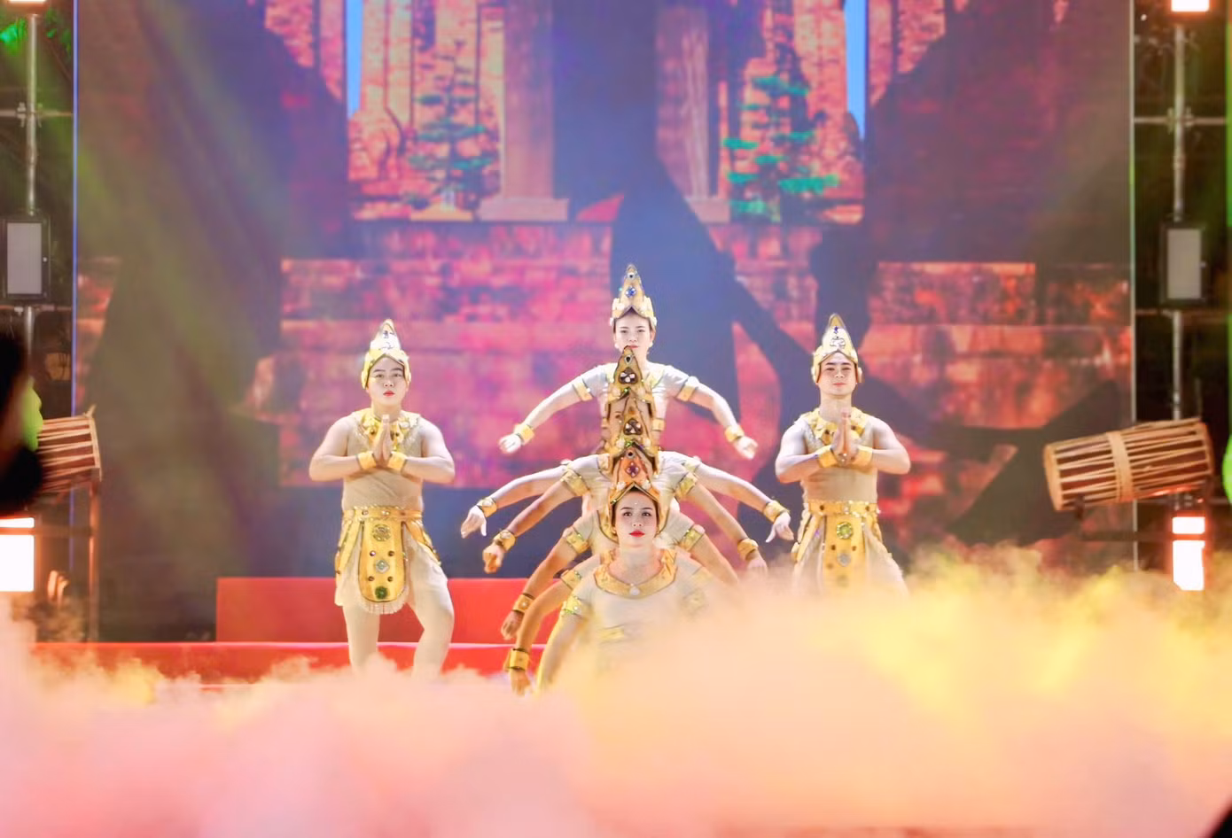 Tiết mục biểu diễn trong chương trình nghệ thuật Huyền thoại Mẹ xứ sở. Tiết mục biểu diễn trong chương trình nghệ thuật Huyền thoại Mẹ xứ sở.