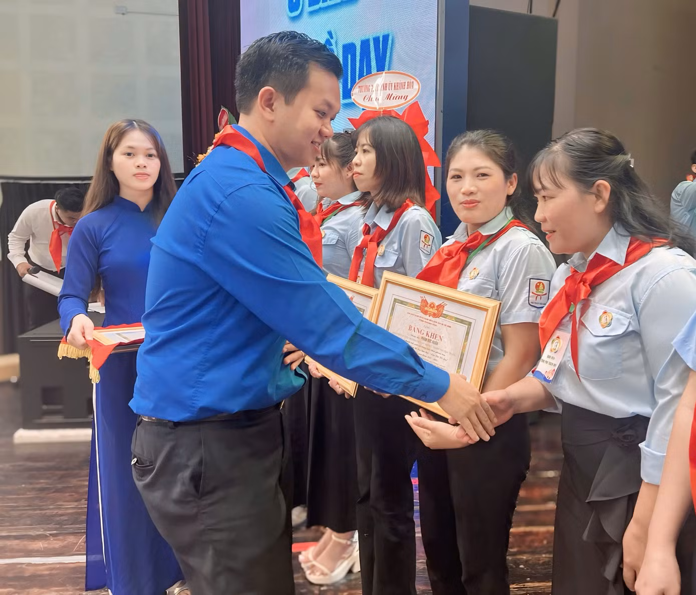 Dịp này, Tỉnh Đoàn Khánh Hòa trao tặng Bằng khen cho 20 giáo viên làm Tổng phụ trách Đội. Dịp này, Tỉnh Đoàn Khánh Hòa trao tặng Bằng khen cho 20 giáo viên làm Tổng phụ trách Đội.