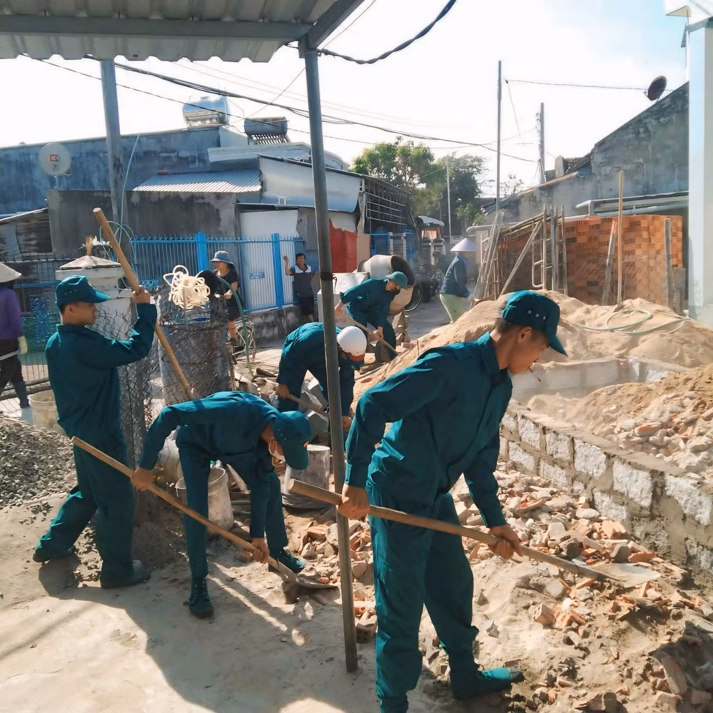 Tương tự, tuổi trẻ xã Vạn Phú, huyện Vạn Ninh cũng tích cực tham gia hỗ trợ xây dựng, sửa chữa nhà cho hộ nghèo, hộ gia đình có công với cách mạng theo tinh thần “ai có ít giúp ít, ai có nhiều giúp nhiều, ai có của giúp của, ai có công giúp công”.