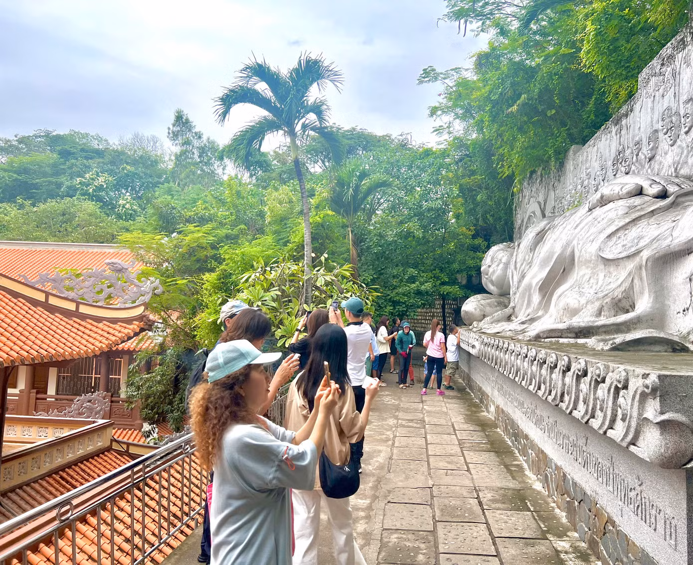 Du khách đến tham quan chùa Long Sơn (TP Nha Trang, tỉnh Khánh Hòa) không đông so với ngày thường.