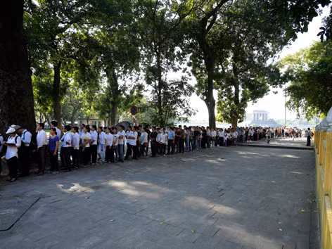Người dân xếp hàng ra đến tận trụ sở Bộ Ngoại giao Việt Nam, vòng xoay ngã 5 Điện Biên Phủ, Chu Văn An, lúc 16h chiều 7/10. ảnh: hồng vĩnh - như ý