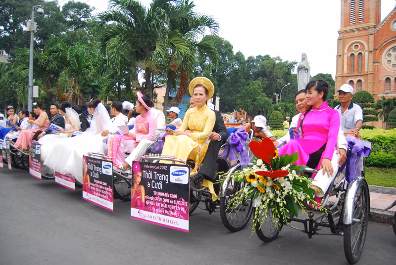 Với cuộc sống khó khăn, một đám cưới như thế này là niềm mong ước bấy lau của thanh niên công nhân nghèo