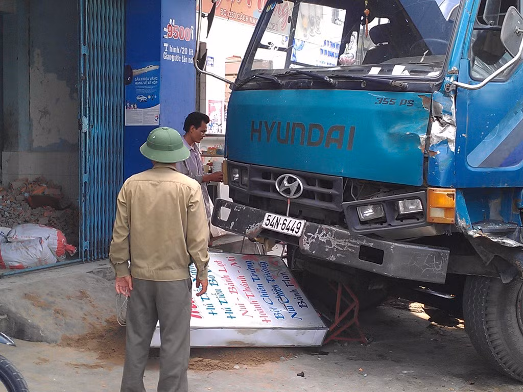 Các công nhân thợ hồ đang sửa chữa căn nhà 230 đường CMT8 tỏ ra rất bàng hoàng lo sợ sau vụ đâm xe máy