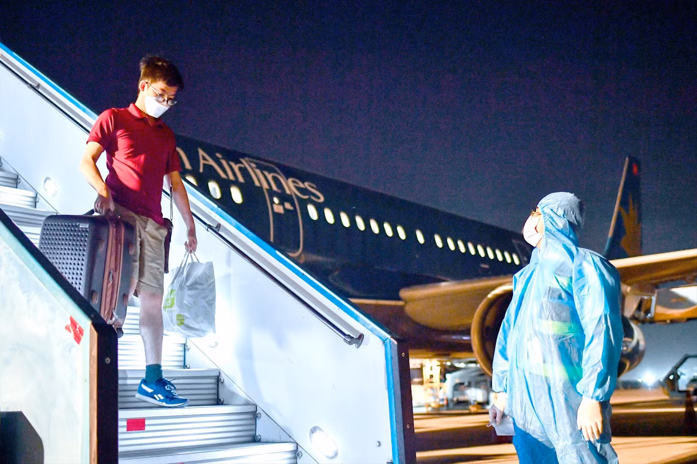Những khách đầu tiên về nước trên chuyến bay quốc tế thường lệ được nối lại từ ngày 1/1/2022.