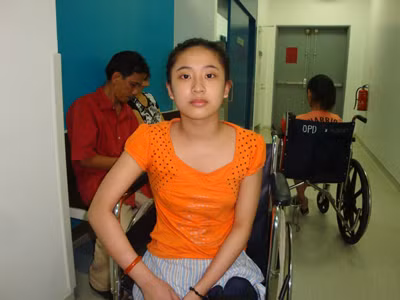Em Phạm Hồ Như Phương tái khám tại bệnh viện Pháp Việt