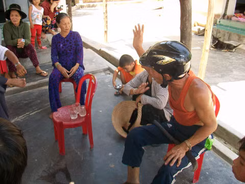 Một số người dân Sơn Trà cầm theo rựa, dao mỗi khi ra khỏi nhà để phòng bất ngờ gặp mãnh thú