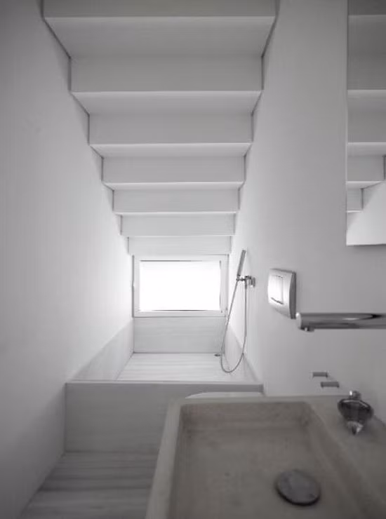 Giường dưới cầu thang - một ý tường mới lạ và tuyệt vời! Giá sách dưới cầu thang - một ý tưởng quen thuộc nhưng cũng không kém phần hiệu quả Bể cá và lò sưởi Khu vực để đồ và rượu Từ phòng bếp, phòng tắm tới bàn làm việc hay khu vực giải trí.