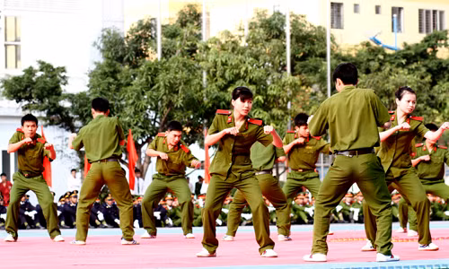 Trong các màn trình diễn là sự tham gia của nữ học viên - những bông hoa thép. Trong các màn trình diễn là sự tham gia của nữ học viên - những bông hoa thép