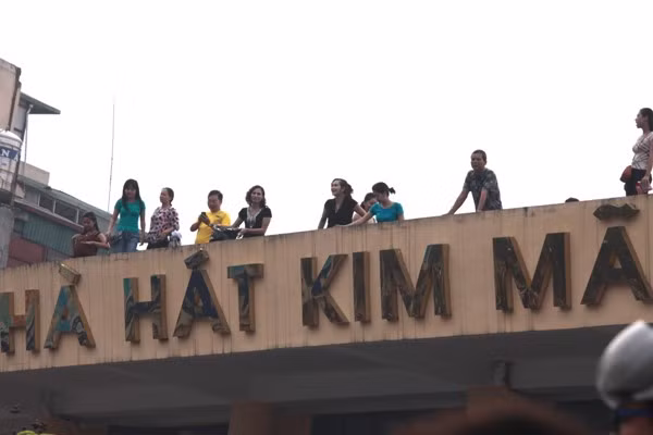 Trên nóc nhà hát Kim Mã