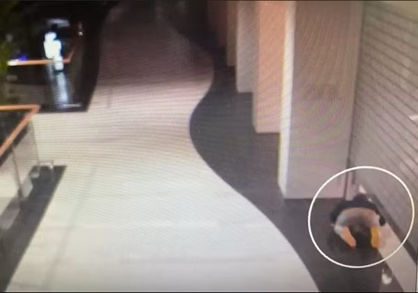 Chui vào cửa hàng khi trung tâm thương mại đã đóng cửa. Ảnh: Cảnh sát Warsaw.