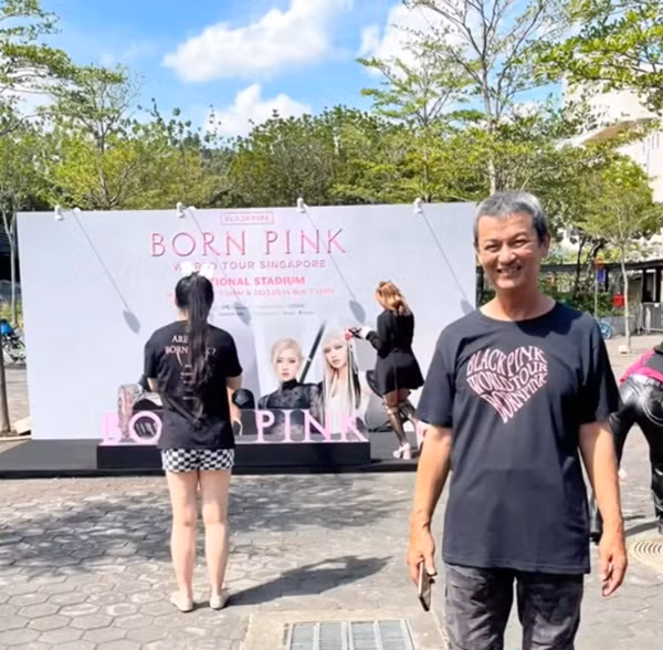 Người bố 60 tuổi được con gái dẫn đi xem BLACKPINK biểu diễn. Ảnh: Lyndy Koh. Người bố 60 tuổi được con gái dẫn đi xem BLACKPINK biểu diễn. Ảnh: Lyndy Koh.