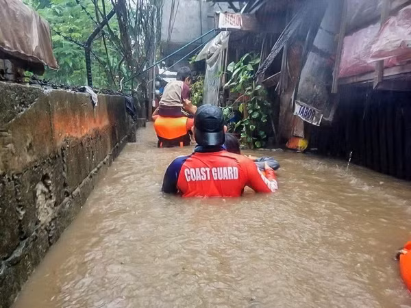 Người dân Philippines được giúp đỡ trong lũ lụt do bão Rai vào ngày 16/12/2021. Ảnh: Philippine Coast Guard/ Xinhua.