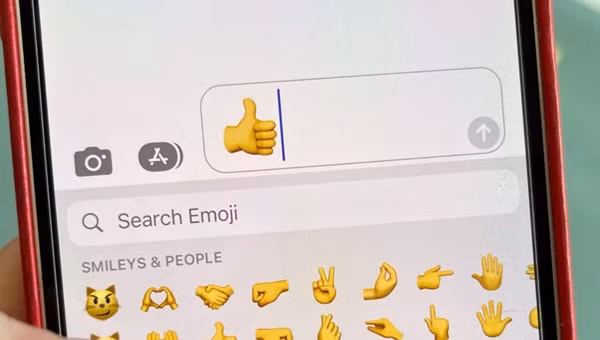 Bác Chris trả lời tin nhắn của khách hàng bằng một biểu tượng "like". Ảnh: CNN.