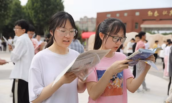 Thí sinh cố ôn bài trong những phút trước khi thi gaokao vào sáng 7/6. Ảnh: Global Times.