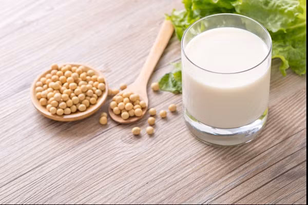 Việc chỉ uống sữa đậu nành không đường suốt cả ngày không phải là tốt cho tất cả mọi người. Ảnh minh họa: ddukang/ iStock/ GettyImages.