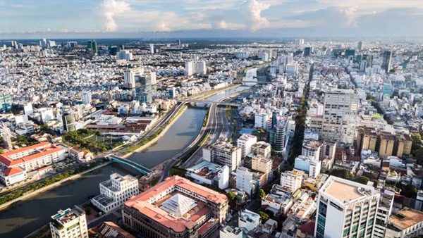 Việt Nam có nhiều thành phố thu hút rất đông du khách nước ngoài. Ảnh: Vietnam Travel.