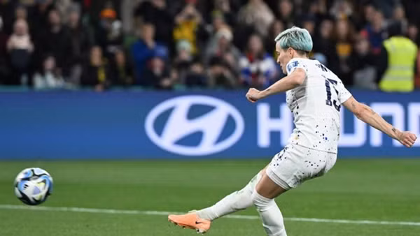 Rapinoe - ngôi sao của ĐT nữ Mỹ - sút hỏng quả penalty quan trọng. Ảnh: William West/ AFP.