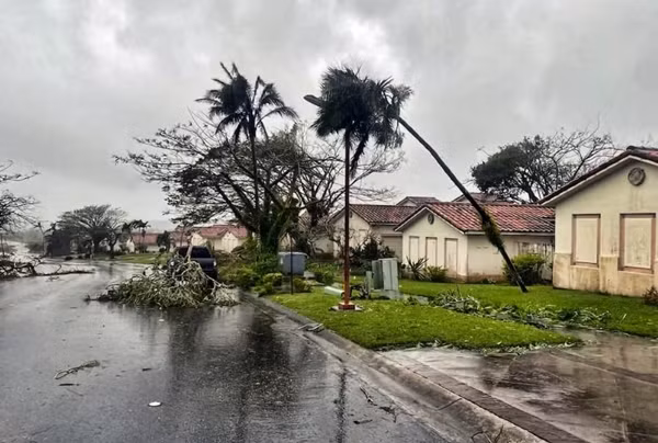 Mưa to gió lớn do bão Mawar hồi tháng 5 làm đổ cây cối, các bức tường và làm đứt tung các đường dây điện ở đảo Guam. Ảnh: AP: US Coast Guard.