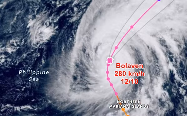 Bolaven được dự báo vẫn giữ cấp siêu bão đến tận ngày mai. Ảnh: Zoom Earth.