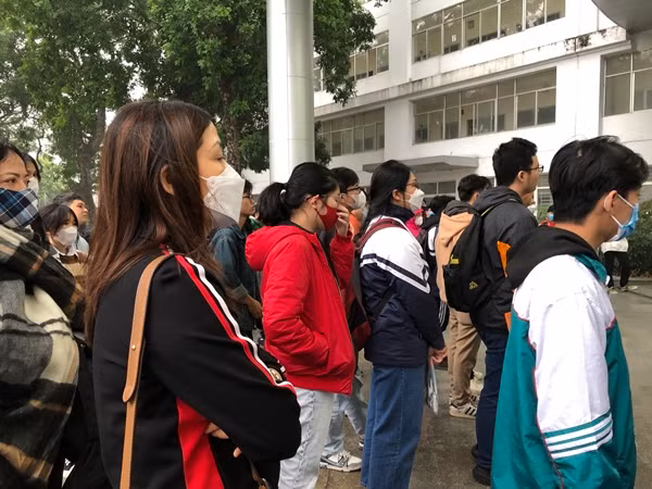 Chưa đến giờ tập trung nhưng rất đông thí sinh và phụ huynh đã có mặt ở điểm thi.