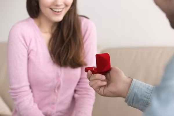 Cao đã cầu hôn Trang dù khoảng cách tuổi tác giữa 2 người là khá lớn. Ảnh minh họa: Freepik.