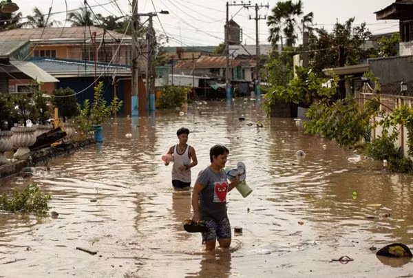 PAGASA không loại trừ khả năng bão Saola mạnh lên thành siêu bão, trong ảnh là tình trạng ngập lụt do siêu bão Noru ở Philippines, tháng 9/2022. Ảnh: Eloisa Lopez/ Reuters. PAGASA không loại trừ khả năng bão Saola mạnh lên thành siêu bão, trong ảnh là tình trạng ngập lụt do siêu bão Noru ở Philippines, tháng 9/2022. Ảnh: Eloisa Lopez/ Reuters.