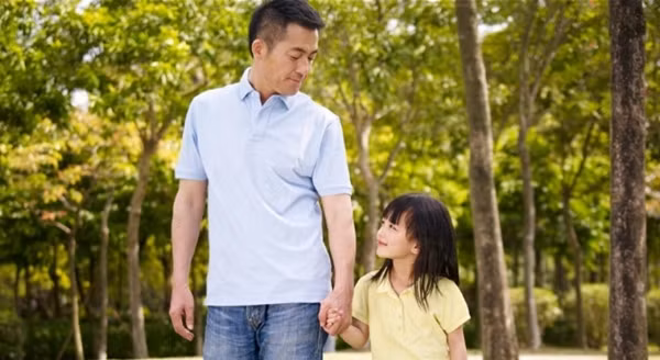 Anh Li rất yêu thương bé gái và muốn bé được đi học như các bạn cùng tuổi. Ảnh minh họa: iStock.
