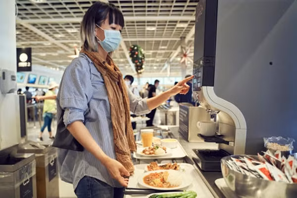 Nhiều người đi ăn buffet có xu hướng ăn rất nhiều để khỏi thiệt. Ảnh minh họa: Shutterstock. Nhiều người đi ăn buffet có xu hướng ăn rất nhiều để khỏi thiệt. Ảnh minh họa: Shutterstock.