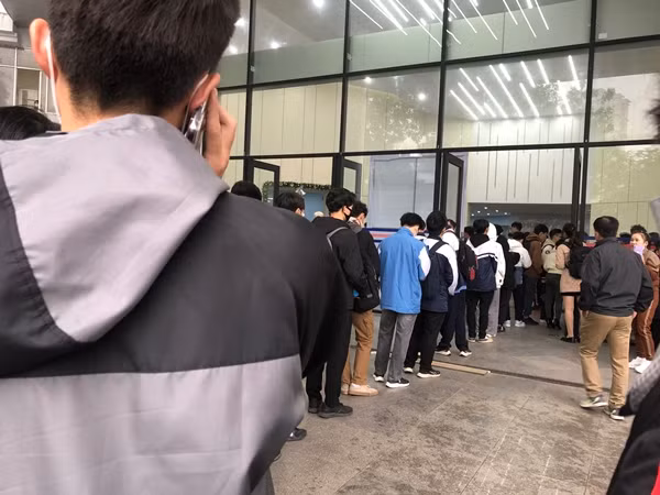 Thí sinh xếp hàng dài nhưng rất nghiêm chỉnh, không có tình trạng chen chúc, lộn xộn.