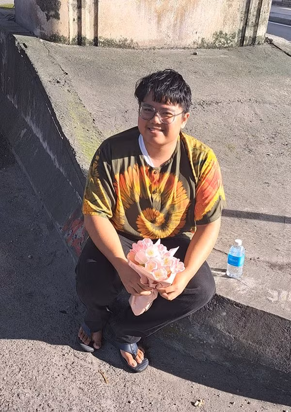 Cậu bé được đưa ra khỏi ô tô, cậu có vẻ rất mừng vì giữ được bó hoa nguyên vẹn. Ảnh: Kentang. Cậu bé được đưa ra khỏi ô tô, cậu có vẻ rất mừng vì giữ được bó hoa nguyên vẹn. Ảnh: Kentang.